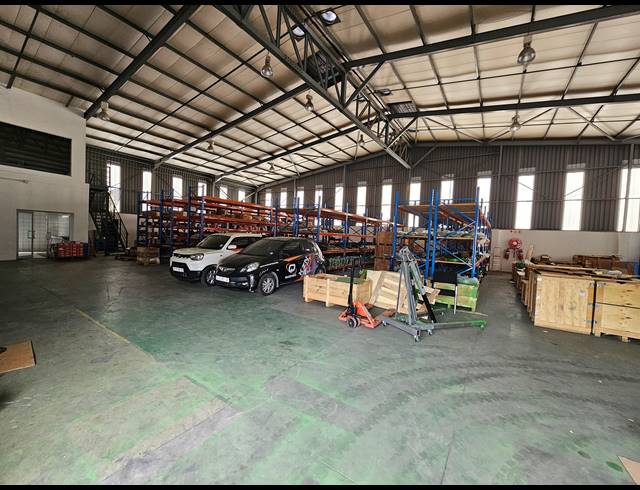 1,032M² WAREHOUSE TO LET IN NORTH RIDING